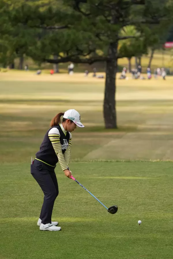 古江彩佳のドライバースイング（後方）連続写真【2021年JLPGAツアーチャンピオンシップリコーカップ】