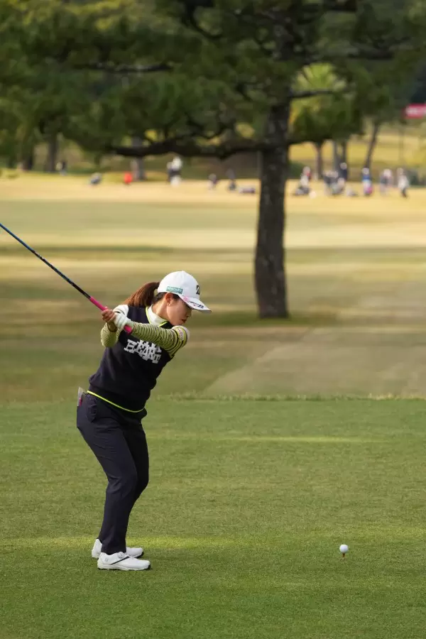 古江彩佳のドライバースイング（後方）連続写真【2021年JLPGAツアーチャンピオンシップリコーカップ】