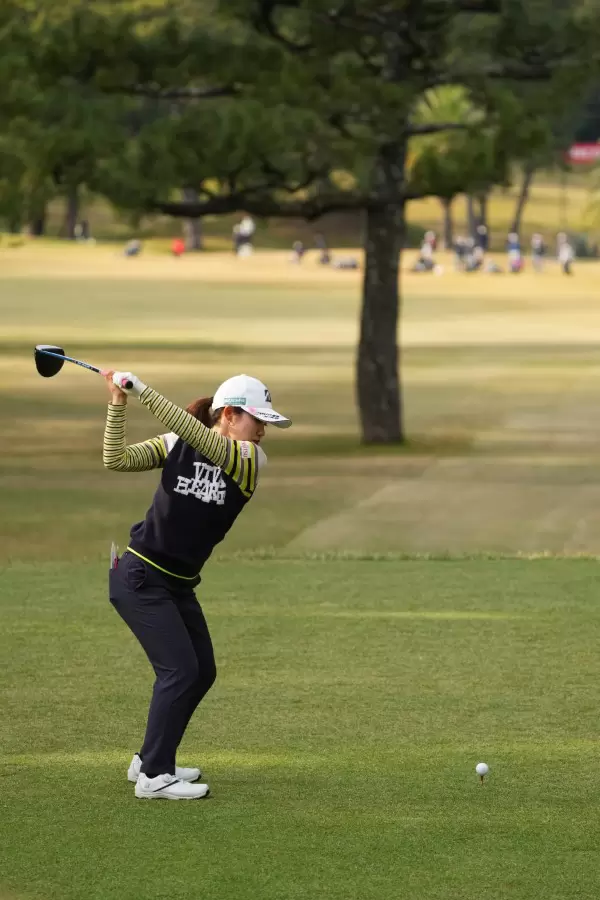 古江彩佳のドライバースイング（後方）連続写真【2021年JLPGAツアーチャンピオンシップリコーカップ】