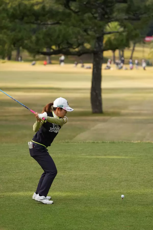 古江彩佳のドライバースイング（後方）連続写真【2021年JLPGAツアーチャンピオンシップリコーカップ】