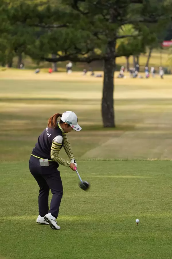 古江彩佳のドライバースイング（後方）連続写真【2021年JLPGAツアーチャンピオンシップリコーカップ】