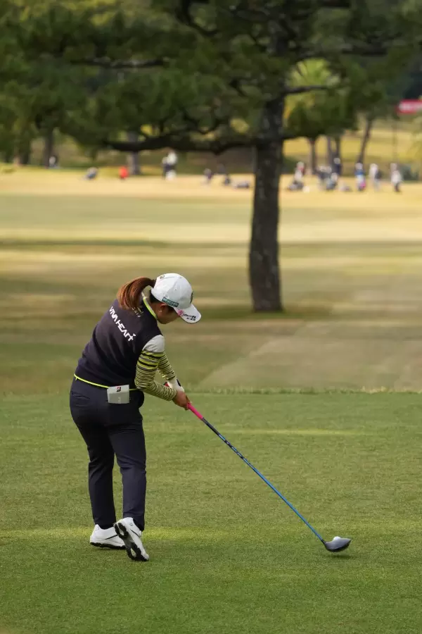 古江彩佳のドライバースイング（後方）連続写真【2021年JLPGAツアーチャンピオンシップリコーカップ】