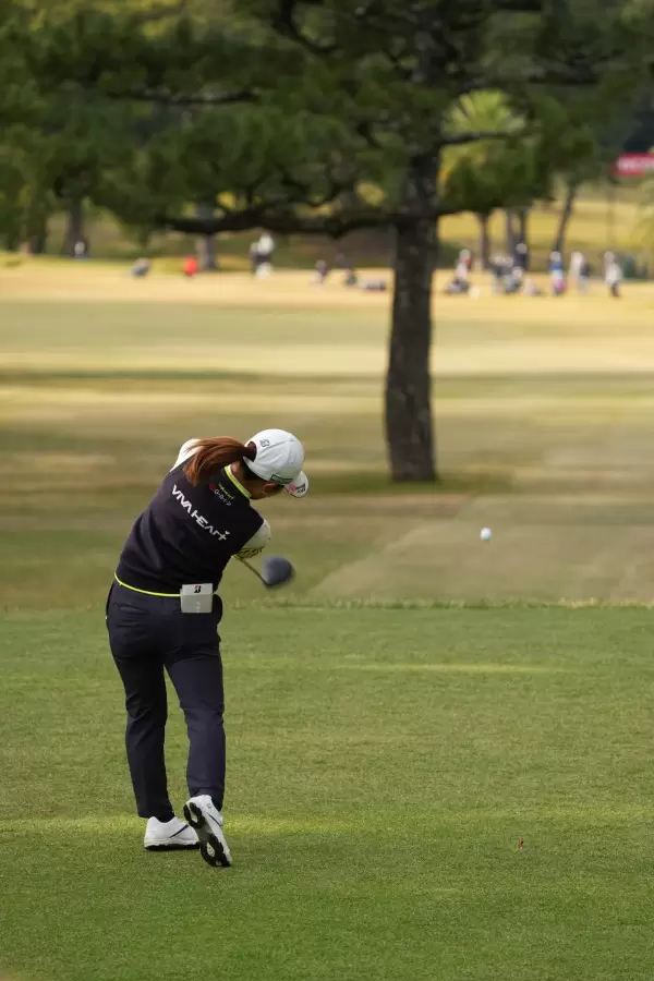 古江彩佳のドライバースイング（後方）連続写真【2021年JLPGAツアーチャンピオンシップリコーカップ】