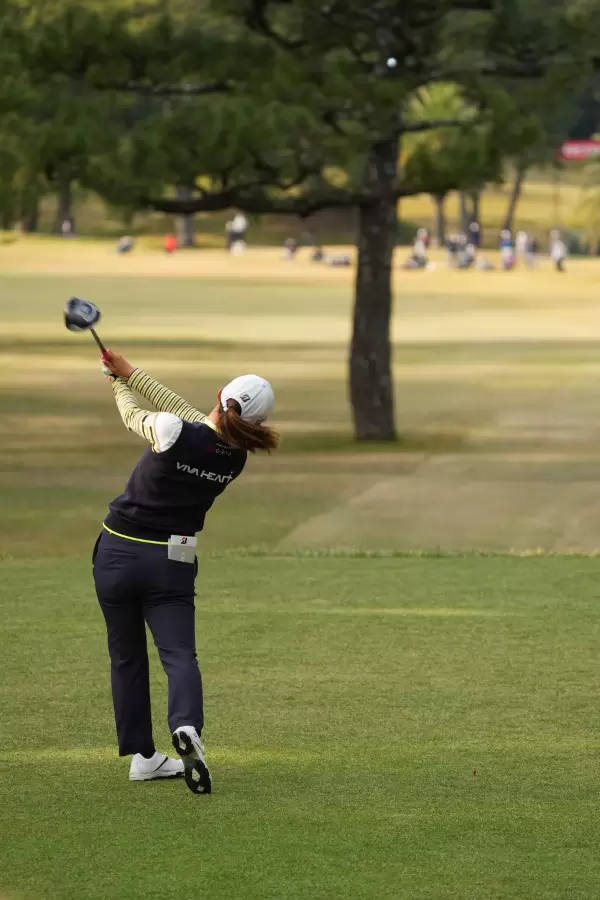 古江彩佳のドライバースイング（後方）連続写真【2021年JLPGAツアーチャンピオンシップリコーカップ】