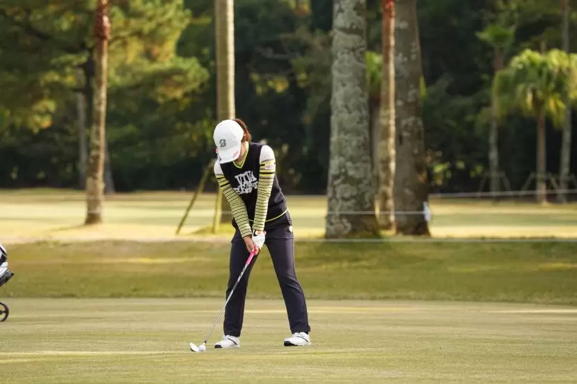 古江彩佳のアイアンスイング（正面）連続写真【2021年JLPGAツアーチャンピオンシップリコーカップ】