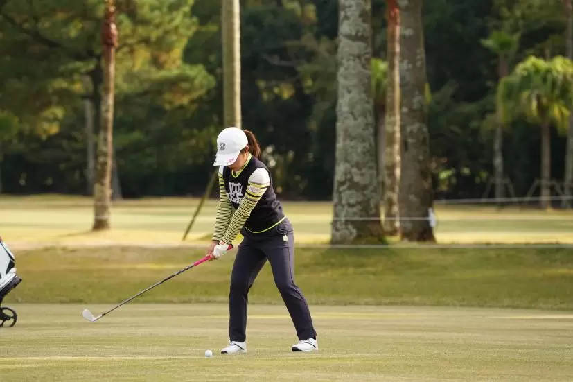古江彩佳のアイアンスイング（正面）連続写真【2021年JLPGAツアーチャンピオンシップリコーカップ】