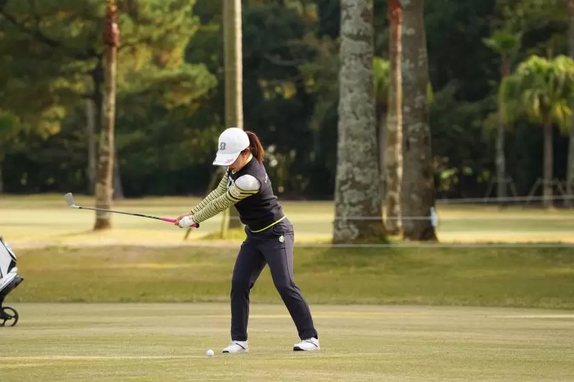古江彩佳のアイアンスイング（正面）連続写真【2021年JLPGAツアーチャンピオンシップリコーカップ】
