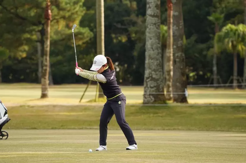 古江彩佳のアイアンスイング（正面）連続写真【2021年JLPGAツアーチャンピオンシップリコーカップ】