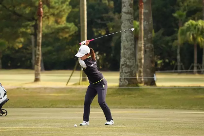 古江彩佳のアイアンスイング（正面）連続写真【2021年JLPGAツアーチャンピオンシップリコーカップ】