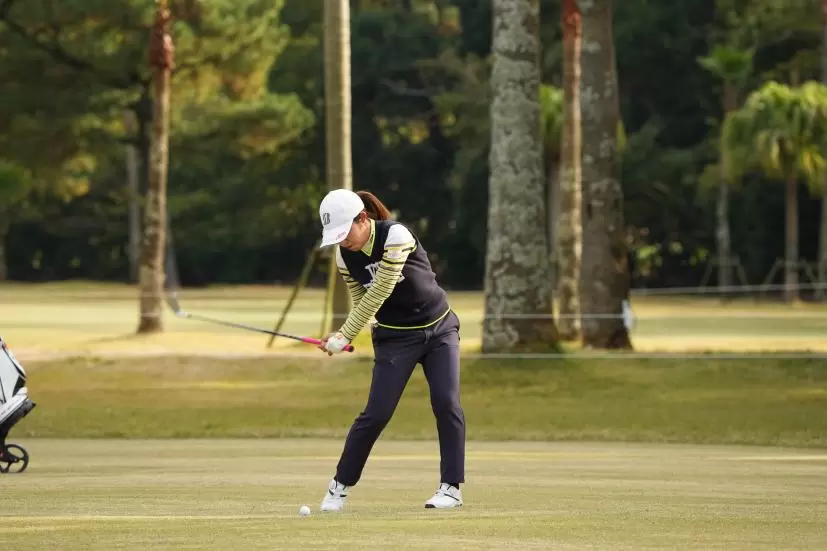 古江彩佳のアイアンスイング（正面）連続写真【2021年JLPGAツアーチャンピオンシップリコーカップ】