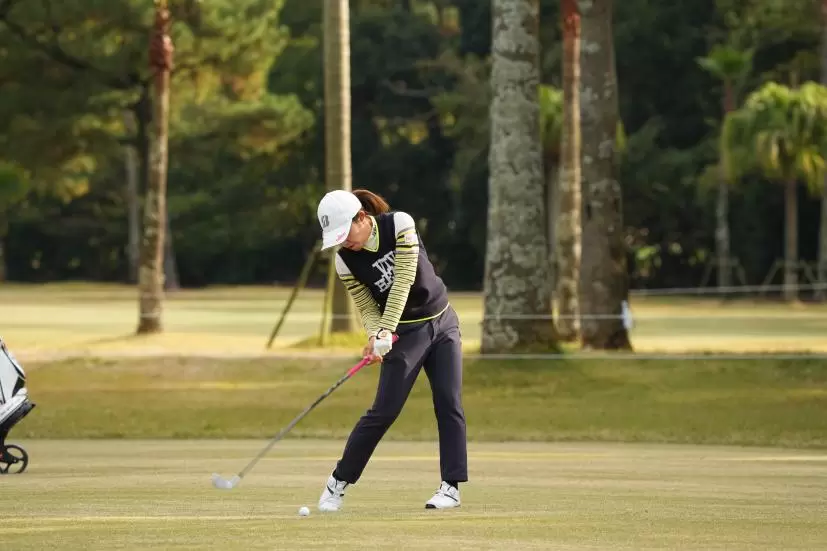 古江彩佳のアイアンスイング（正面）連続写真【2021年JLPGAツアーチャンピオンシップリコーカップ】