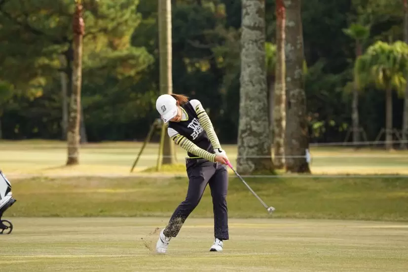 古江彩佳のアイアンスイング（正面）連続写真【2021年JLPGAツアーチャンピオンシップリコーカップ】