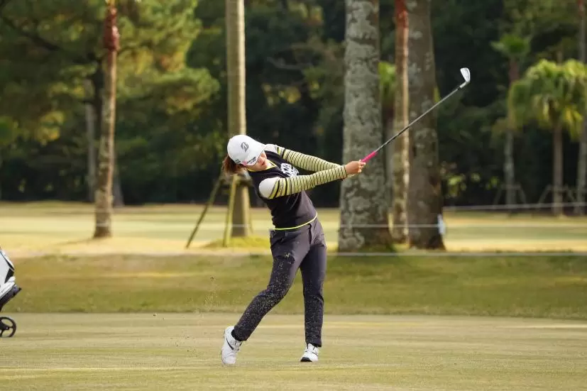 古江彩佳のアイアンスイング（正面）連続写真【2021年JLPGAツアーチャンピオンシップリコーカップ】