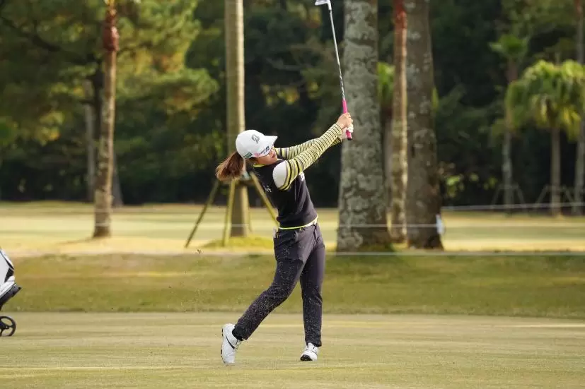 古江彩佳のアイアンスイング（正面）連続写真【2021年JLPGAツアーチャンピオンシップリコーカップ】