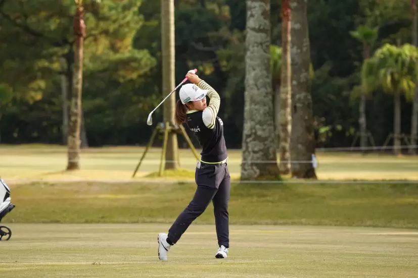 古江彩佳のアイアンスイング（正面）連続写真【2021年JLPGAツアーチャンピオンシップリコーカップ】
