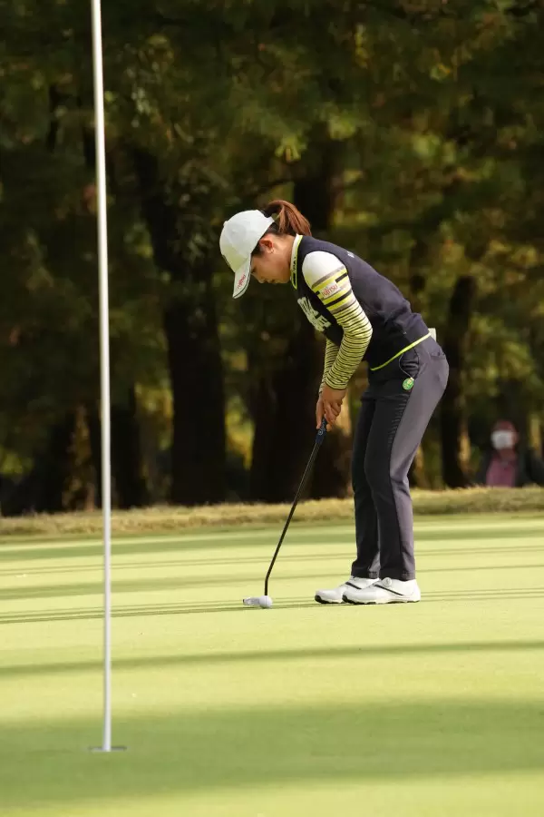 古江彩佳のパッティングストローク（側面）連続写真【2021年JLPGAツアーチャンピオンシップリコーカップ】