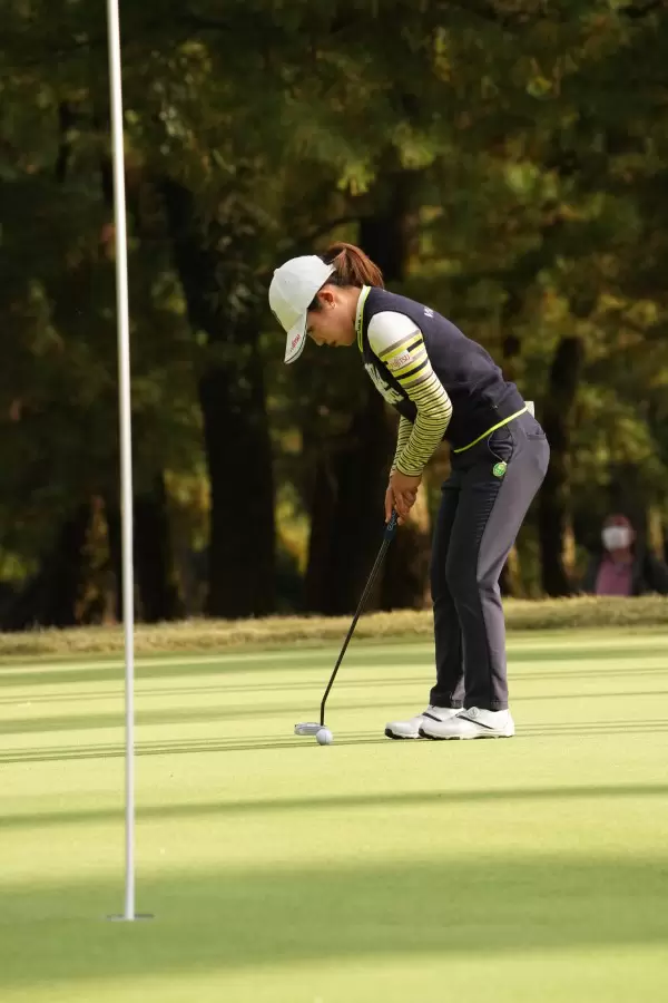 古江彩佳のパッティングストローク（側面）連続写真【2021年JLPGAツアーチャンピオンシップリコーカップ】