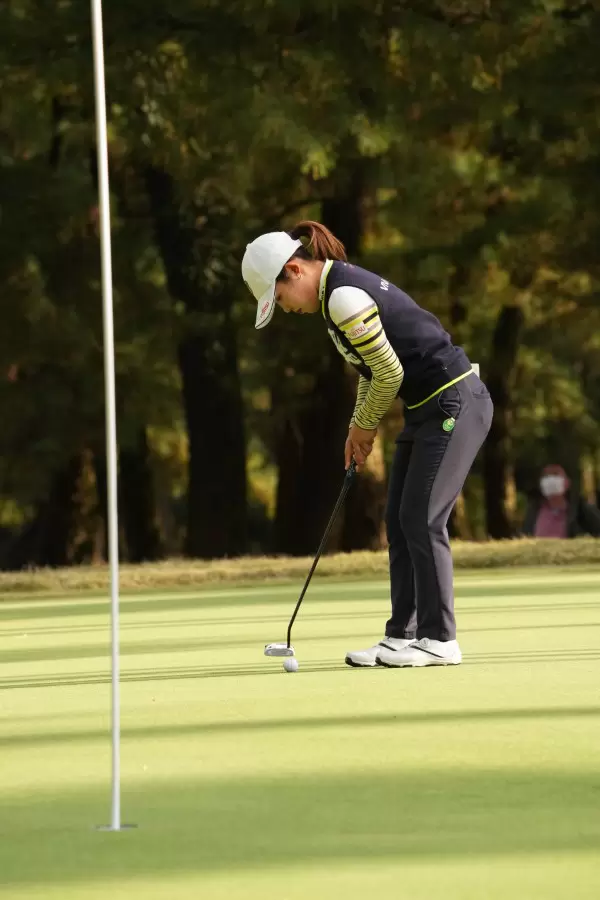 古江彩佳のパッティングストローク（側面）連続写真【2021年JLPGAツアーチャンピオンシップリコーカップ】