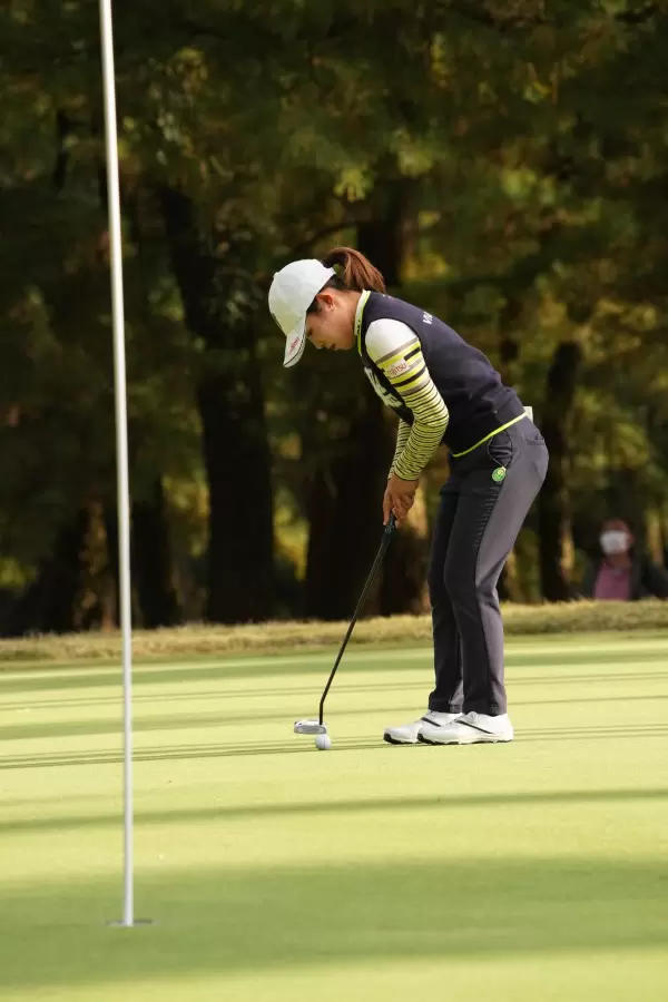 古江彩佳のパッティングストローク（側面）連続写真【2021年JLPGAツアーチャンピオンシップリコーカップ】