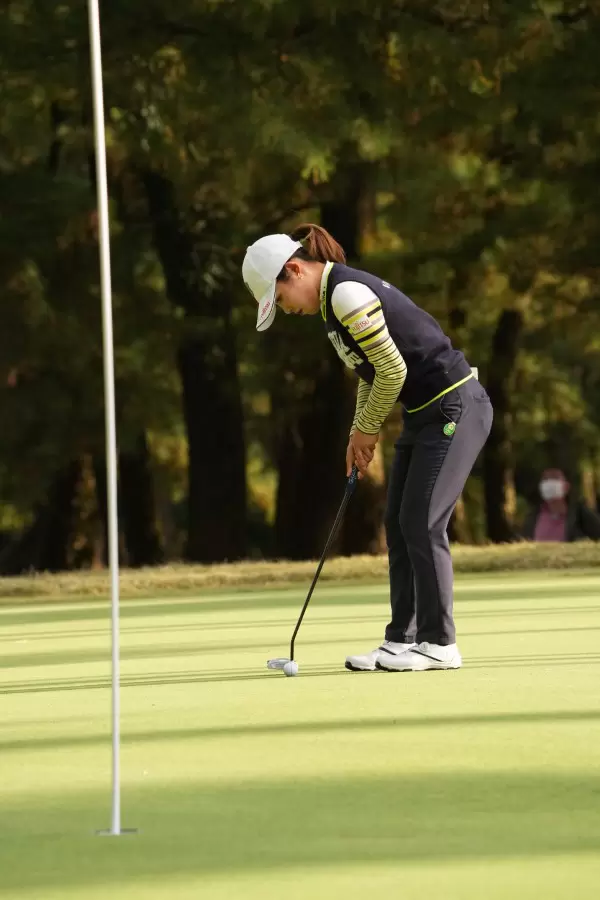 古江彩佳のパッティングストローク（側面）連続写真【2021年JLPGAツアーチャンピオンシップリコーカップ】