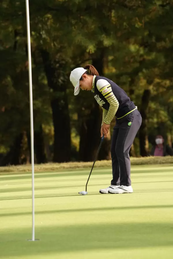 古江彩佳のパッティングストローク（側面）連続写真【2021年JLPGAツアーチャンピオンシップリコーカップ】
