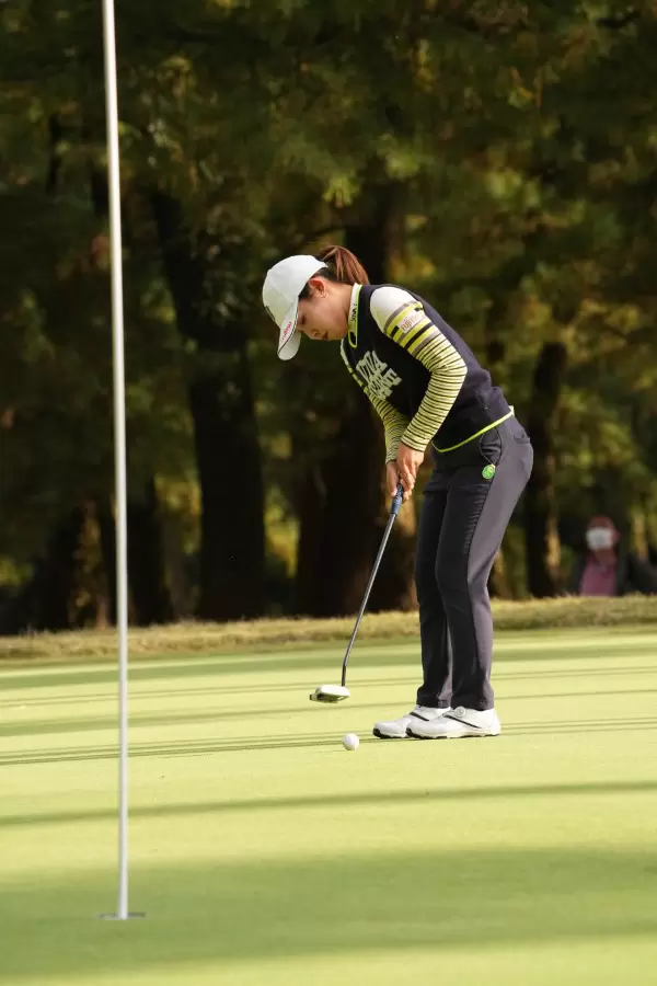 古江彩佳のパッティングストローク（側面）連続写真【2021年JLPGAツアーチャンピオンシップリコーカップ】