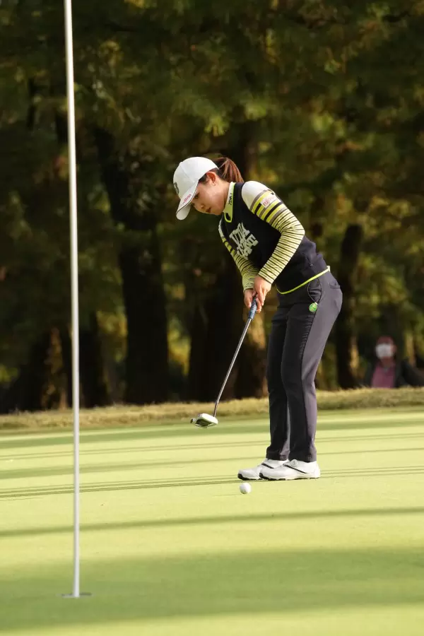 古江彩佳のパッティングストローク（側面）連続写真【2021年JLPGAツアーチャンピオンシップリコーカップ】