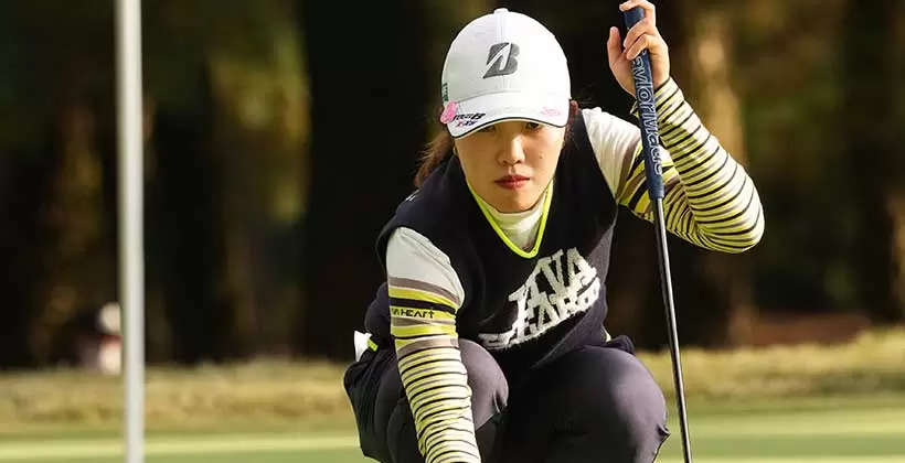 古江彩佳のパッティングストローク（側面）連続写真【2021年JLPGAツアーチャンピオンシップリコーカップ】