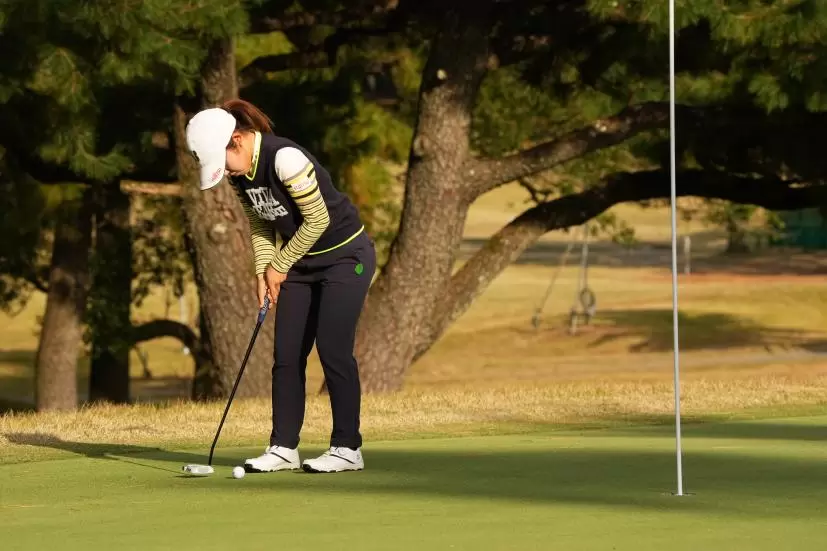 古江彩佳のパッティングストローク（斜め前方）連続写真【2021年JLPGAツアーチャンピオンシップリコーカップ】