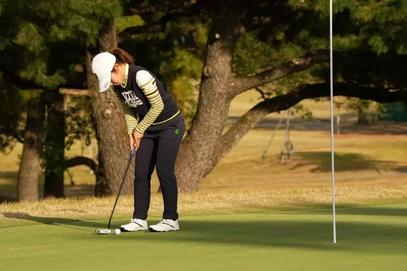 古江彩佳のパッティングストローク（斜め前方）連続写真【2021年JLPGAツアーチャンピオンシップリコーカップ】