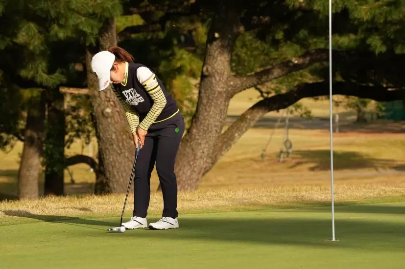 古江彩佳のパッティングストローク（斜め前方）連続写真【2021年JLPGAツアーチャンピオンシップリコーカップ】