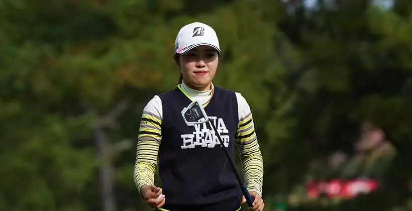 古江彩佳のパッティングストローク（斜め前方）連続写真【2021年JLPGAツアーチャンピオンシップリコーカップ】