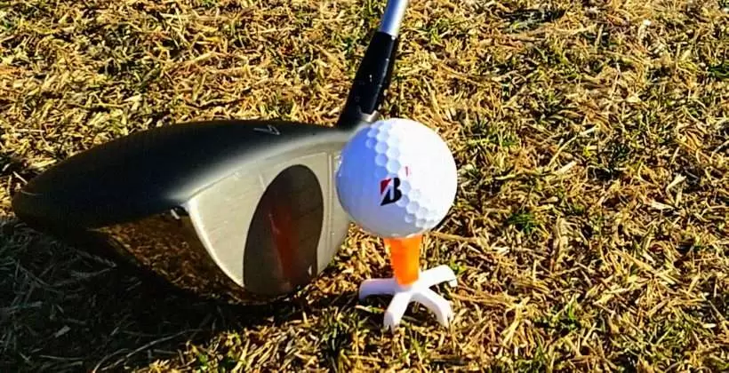 ドライバーとブリヂストンのボールの写真