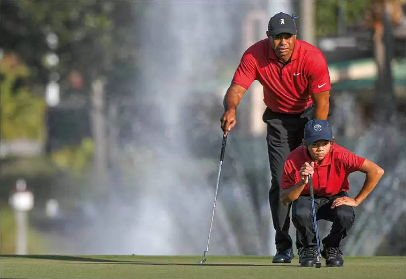 PNC選手権最終日のタイガー親子。お揃いのウエアで戦い2位に。（この写真のみゲッティ）