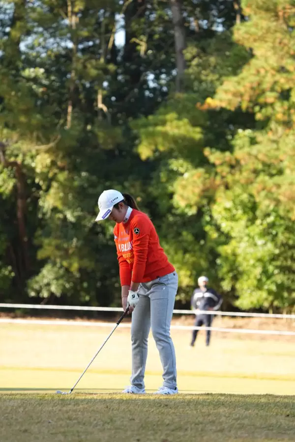 稲見萌寧のアイアンスイング（斜め前方）連続写真【2021年JLPGAツアーチャンピオンシップリコーカップ】