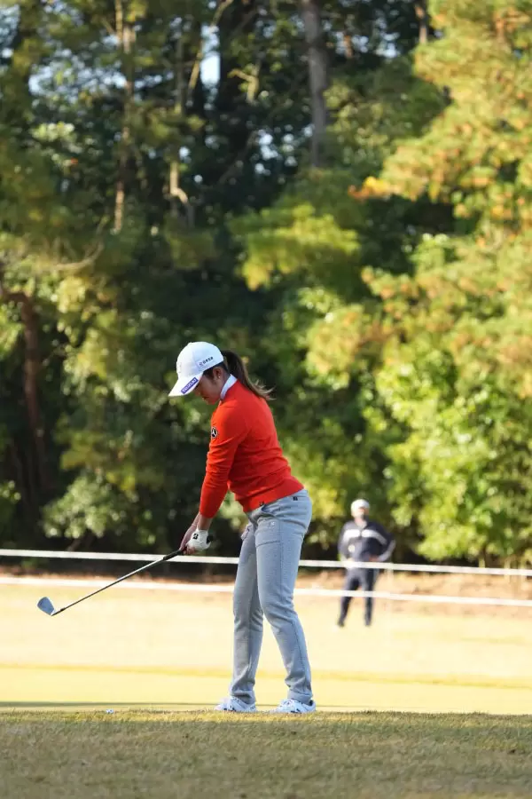 稲見萌寧のアイアンスイング（斜め前方）連続写真【2021年JLPGAツアーチャンピオンシップリコーカップ】