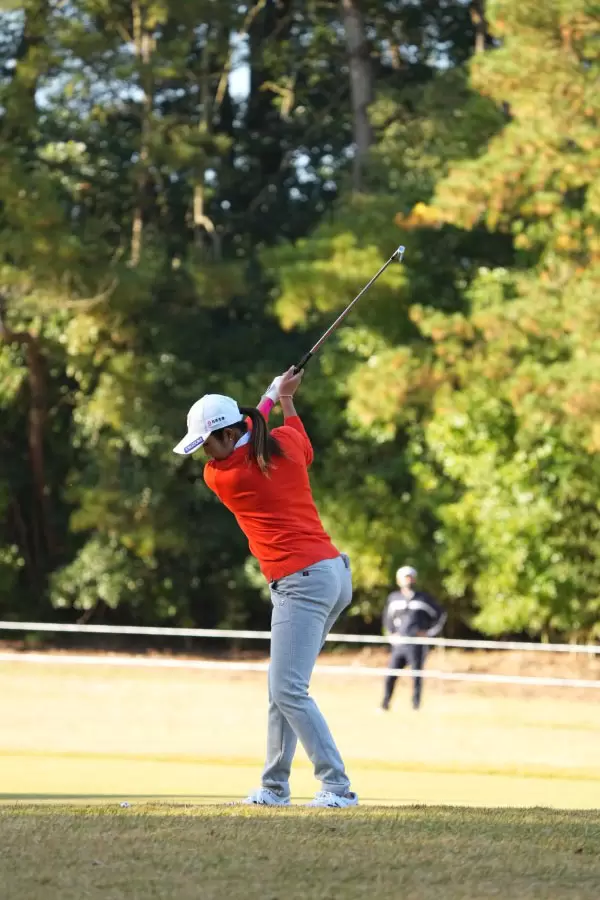 稲見萌寧のアイアンスイング（斜め前方）連続写真【2021年JLPGAツアーチャンピオンシップリコーカップ】