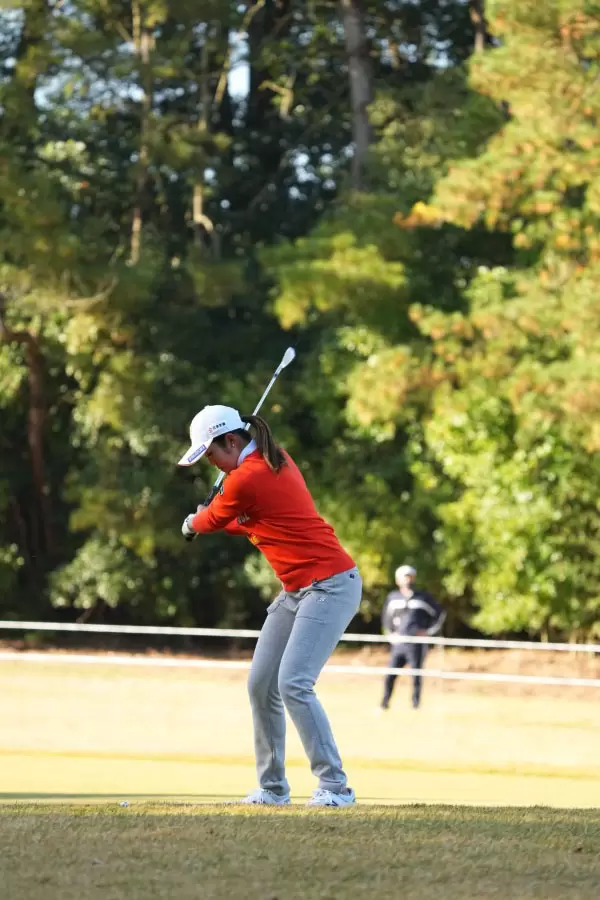 稲見萌寧のアイアンスイング（斜め前方）連続写真【2021年JLPGAツアーチャンピオンシップリコーカップ】