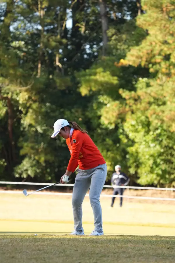 稲見萌寧のアイアンスイング（斜め前方）連続写真【2021年JLPGAツアーチャンピオンシップリコーカップ】