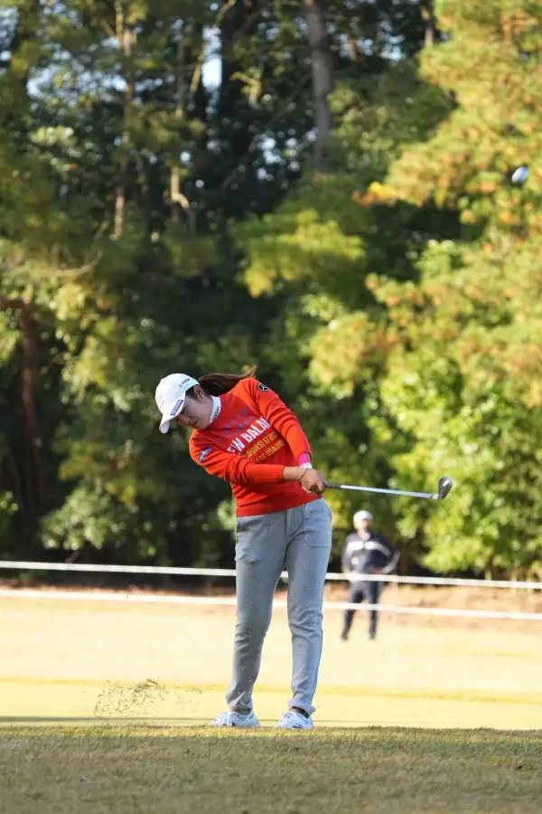 稲見萌寧のアイアンスイング（斜め前方）連続写真【2021年JLPGAツアーチャンピオンシップリコーカップ】