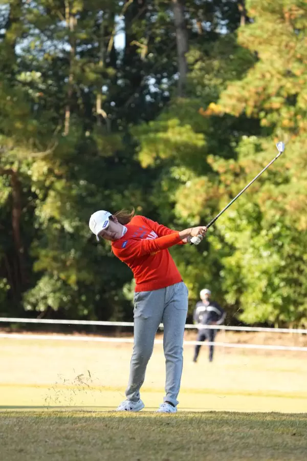 稲見萌寧のアイアンスイング（斜め前方）連続写真【2021年JLPGAツアーチャンピオンシップリコーカップ】