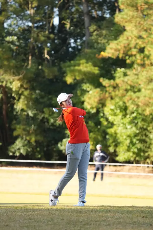 稲見萌寧のアイアンスイング（斜め前方）連続写真【2021年JLPGAツアーチャンピオンシップリコーカップ】