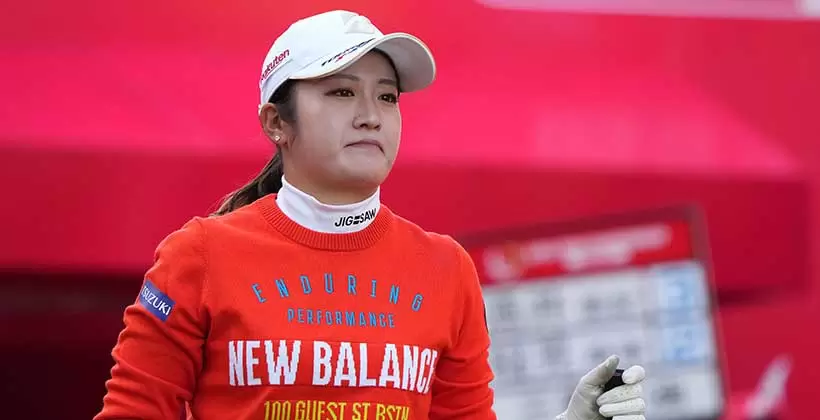 稲見萌寧のアイアンスイング（斜め前方）連続写真【2021年JLPGAツアーチャンピオンシップリコーカップ】