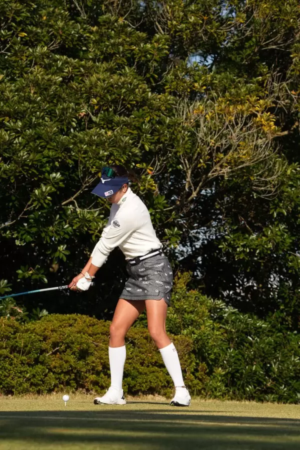 原英莉花のドライバースイング（斜め前方）連続写真【2021年JLPGAツアーチャンピオンシップリコーカップ】