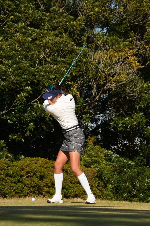 原英莉花のドライバースイング（斜め前方）連続写真【2021年JLPGAツアーチャンピオンシップリコーカップ】