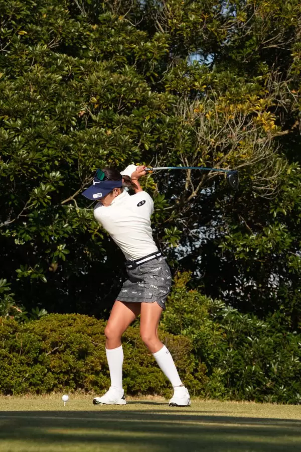 原英莉花のドライバースイング（斜め前方）連続写真【2021年JLPGAツアーチャンピオンシップリコーカップ】