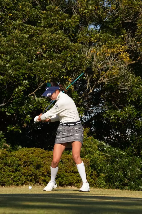 原英莉花のドライバースイング（斜め前方）連続写真【2021年JLPGAツアーチャンピオンシップリコーカップ】