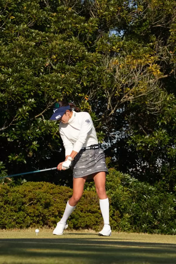原英莉花のドライバースイング（斜め前方）連続写真【2021年JLPGAツアーチャンピオンシップリコーカップ】