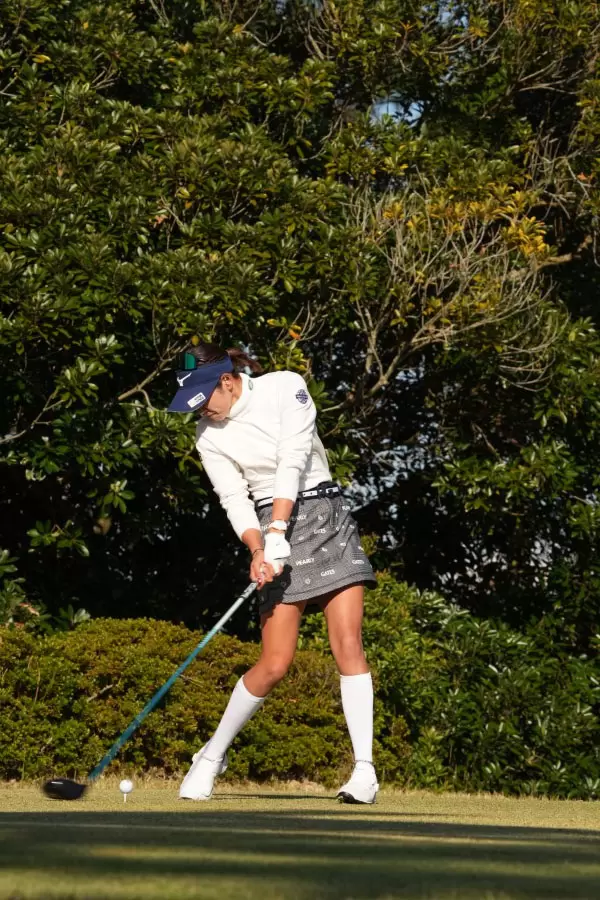 原英莉花のドライバースイング（斜め前方）連続写真【2021年JLPGAツアーチャンピオンシップリコーカップ】