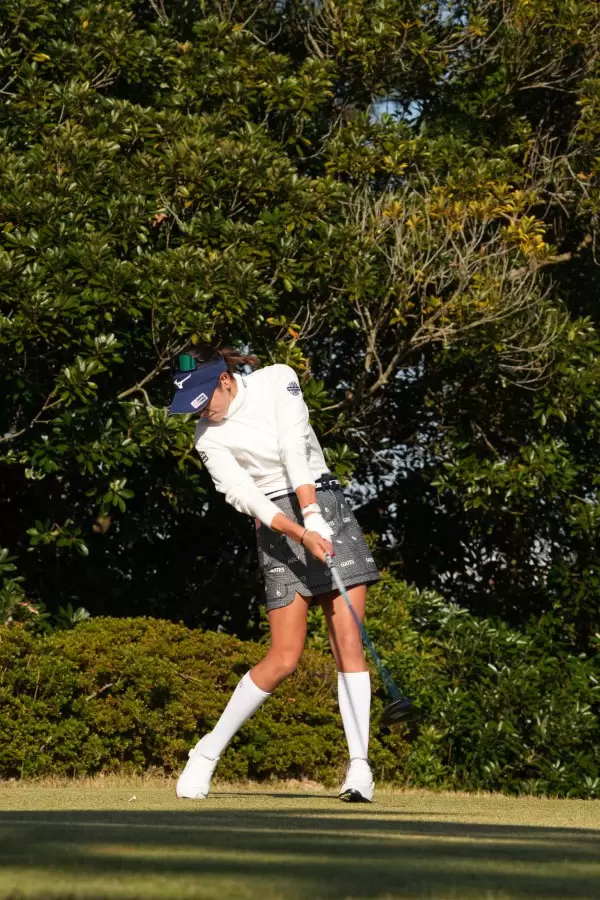 原英莉花のドライバースイング（斜め前方）連続写真【2021年JLPGAツアーチャンピオンシップリコーカップ】